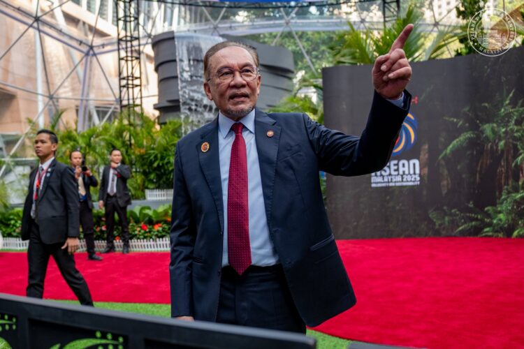 YAB Perdana Menteri, Dato' Seri Anwar Ibrahim menyambut ketibaan Presiden Republik Korea, Lee Jae Myung semasa Sidang Kemuncak ASEAN ke-47 di Kuala Lumpur. 27 Oktober 2025. FATH RIZAL/Pejabat Perdana Menteri.

NO SALES; NO ARCHIVE; RESTRICTED TO EDITORIAL USE ONLY. NOTE TO EDITORS: This handout videos may only be used for editorial reporting purposes for the contemporaneous illustration of events, things or the people in the visual or facts mentioned in the caption. Reuse of the videos may require further p